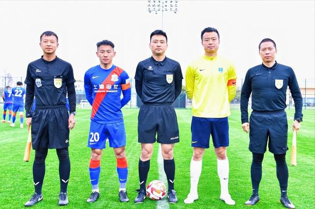 而The 9成员赵小棠作为演员周政杰的死党亮相红毯，赵小棠透露，;我们刚签经纪公司的时候，就约定过以后要拍电影上大银幕，比谁的电影先上，现在我输了，非常喜欢他饰演的青年宋浩